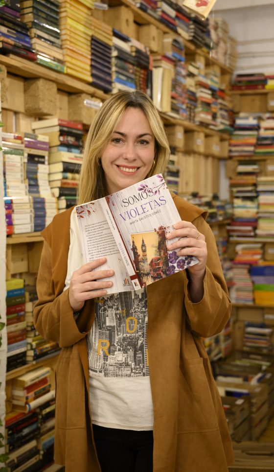 Marta Galisteo posando con su libro Somos Violetas