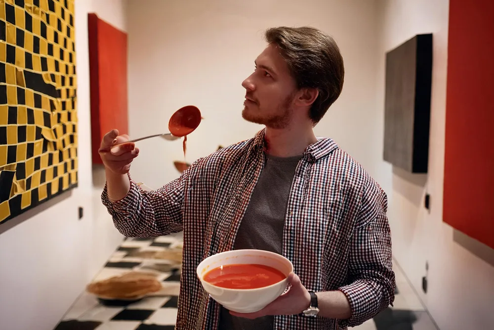 IA persona dañando obra arte museo