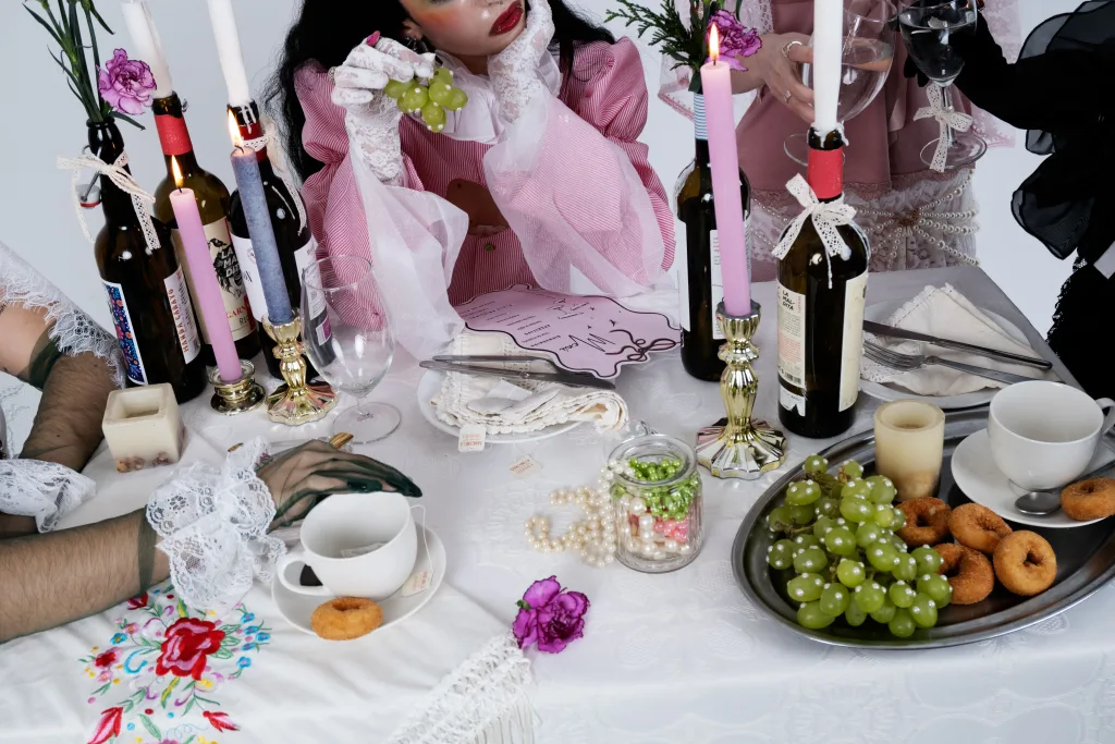 editorial ligione mag artistas emergentes sobre mesa